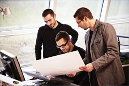 Travailler chez Renault
La motivation et la compétence des collaborateurs de Renault sont la principale richesse de l'entreprise. Orientée sur leur développement, la politique Ressources Humaines est déterminante pour la performance durable du Groupe. Mobilité pour tous et formation sont les piliers du développement de carrière au sein de Renault. Rejoindre Renault, c'est participer au développement d'un acteur majeur du marché automobile mondial et contribuer à la performance d'un Groupe ouvert et passionnant. Les métiers et les offres d'emploi sur www.renault.com