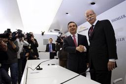 
												Partenariats &amp; CoopérationsCoopération avec Daimler AG 
												Le 7 avril 2010, l'Alliance Renault-Nissan et Daimler AG ont annoncé une coopération stratégique étendue. Le successeur de l'actuelle Smart fortwo, un nouveau modèle Smart quatre places et la future Renault Twingo seront ainsi fabriqués à partir d'une architecture développée en commun. 
											