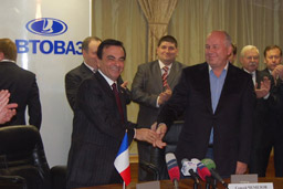 
												Partenariat AVTOVAZ 
												AvtoVAZ est le premier constructeur automobile Russe et détient une part de marché local de 23 %. Depuis février 2008, AvtoVAZ et Renault ont signé un partenariat stratégique qui vise à accélérer la croissance d'AvtoVAZ, renforcer son image de marque et créer de la valeur et de la croissance pour le groupe Renault sur le marché russe. 
											